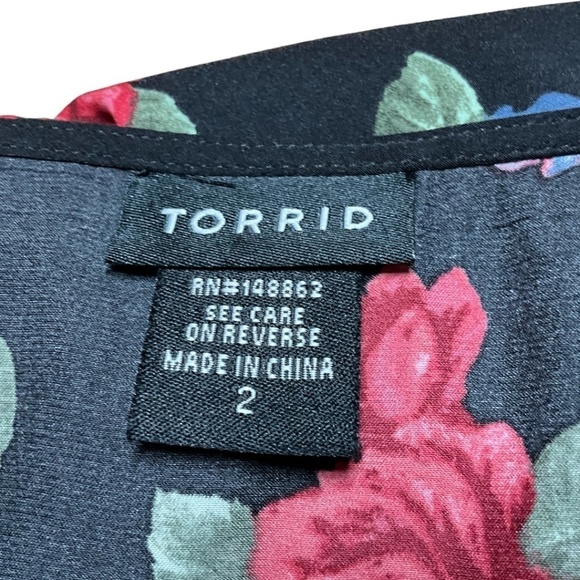 TORRID Easy Care Polyester Black Rose Print Surplice Neckline Cinched Waist Top - Picture 5 of 11